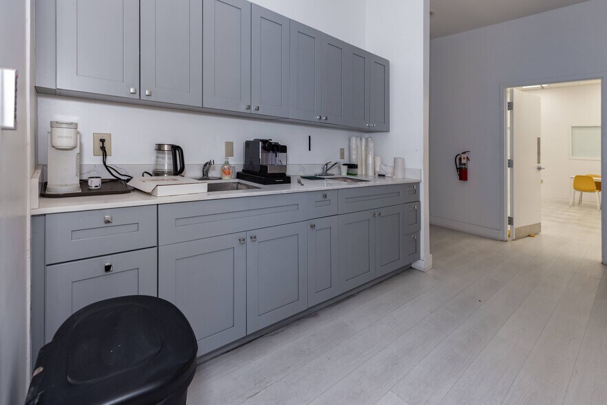 More Photos Of 601 W 20th St, Hialeah Warehouse For Sale