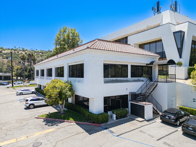 More Photos Of 24011 Ventura Blvd, Calabasas Medical For Lease