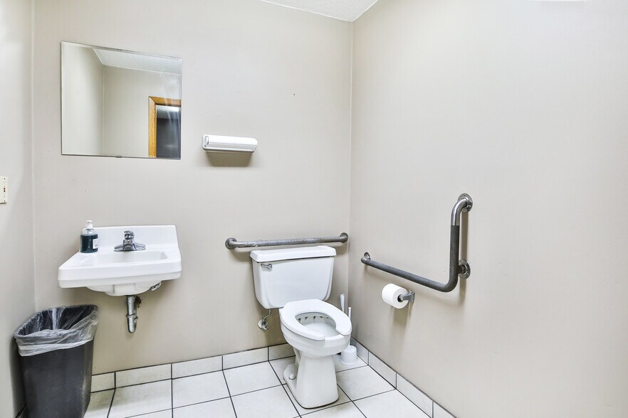 More Photos Of 316 S Highway Ave, Blooming Prairie Light Manufacturing For Sale