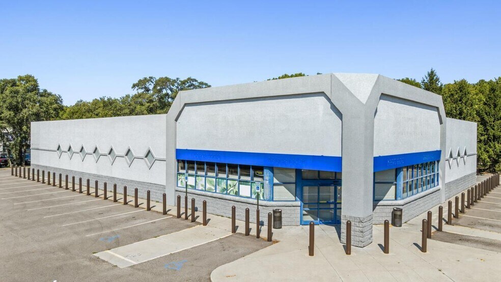 Primary Photo Of 102 State Rd, Dowagiac General Retail For Sale