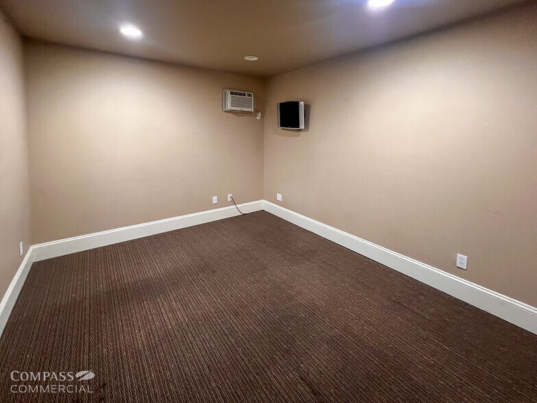 More Photos Of 1012 SE Paiute Way, Bend Warehouse For Lease