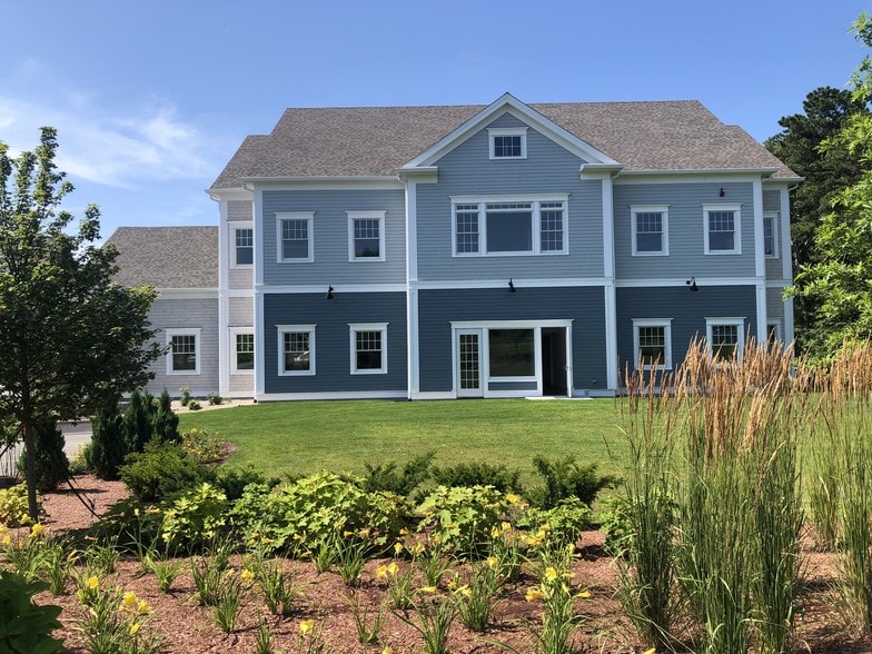 More Photos Of 1575 Iyannough Rd, Hyannis Office For Lease