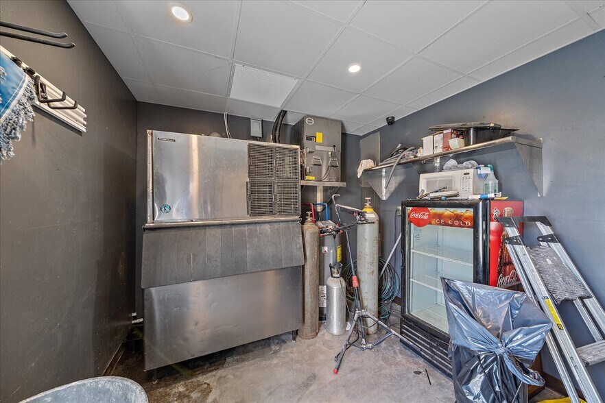 More Photos Of 6523 Gateway Ave, Sarasota Bar For Lease