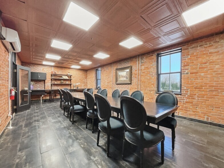 More Photos Of 1430 W Franklin St, Evansville General Retail For Sale