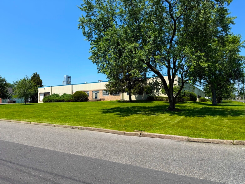 Primary Photo Of 200 Commerce Dr, Montgomeryville Warehouse For Lease