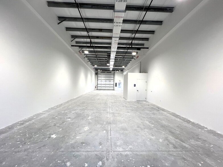 More Photos Of 16103 Lee Rd, Fort Myers Light Manufacturing For Sale