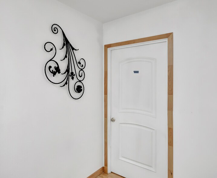 More Photos Of 830 S Main St, Santa Ana Freestanding For Sale