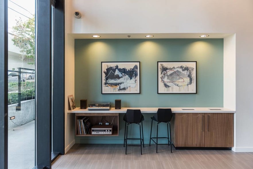 More Photos Of 900 NE 65th St, Seattle Apartments For Lease