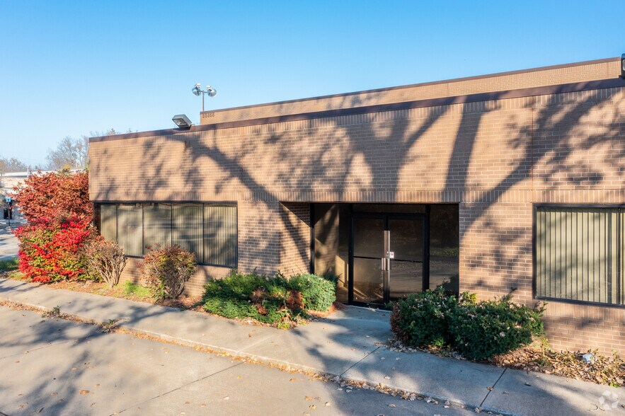 More Photos Of 33855 Capitol St, Livonia Distribution For Lease