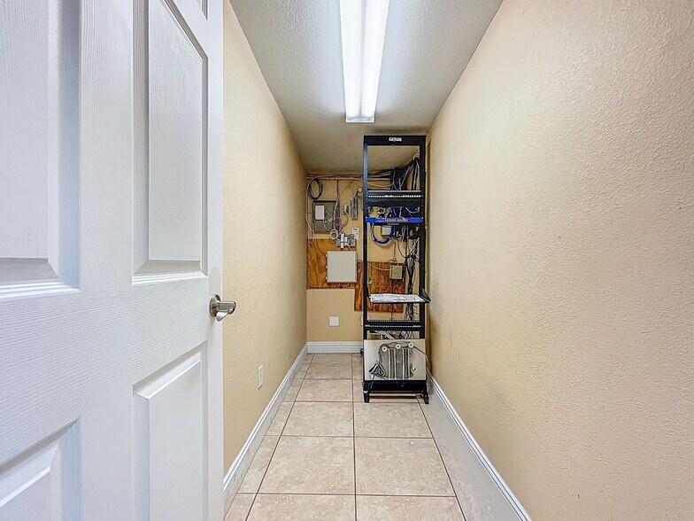 More Photos Of 112 N Mulrennan Rd, Valrico Warehouse For Sale