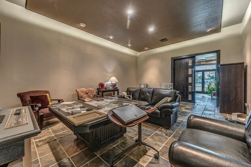 More Photos Of 921 N Lahoma Ave, Norman Light Manufacturing For Sale