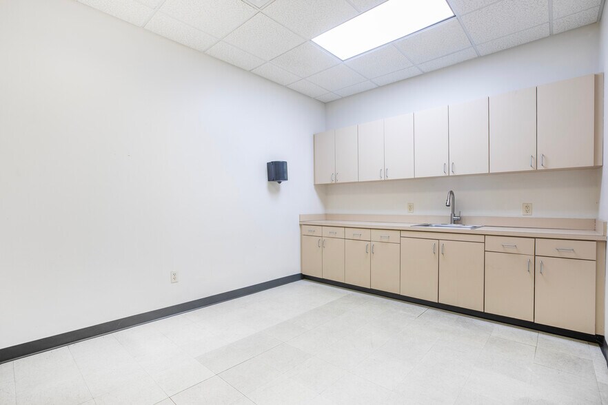 More Photos Of 13801-13807 NW 4th St, Sunrise Warehouse For Lease
