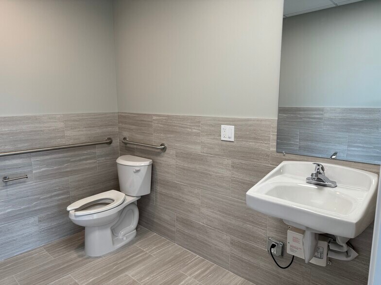 More Photos Of 144 Jupiter St, Jupiter Light Distribution For Lease