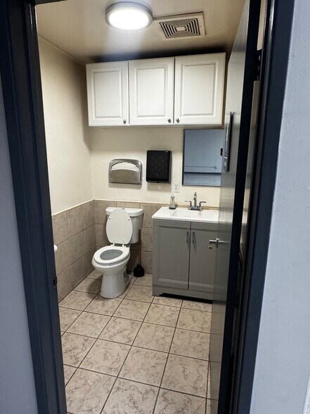 More Photos Of 1321 W 12th St, Los Angeles Light Manufacturing For Lease