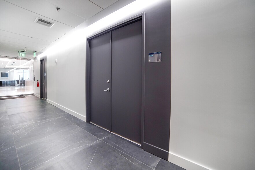 More Photos Of 20900 NE 30th Ave, Aventura Office Residential For Lease