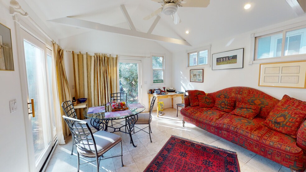 More Photos Of 1607 E 7th St, Austin Office For Sale