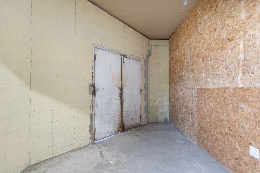 More Photos Of Post @ Post & Namcook Rds., North Kingstown Unknown For Lease