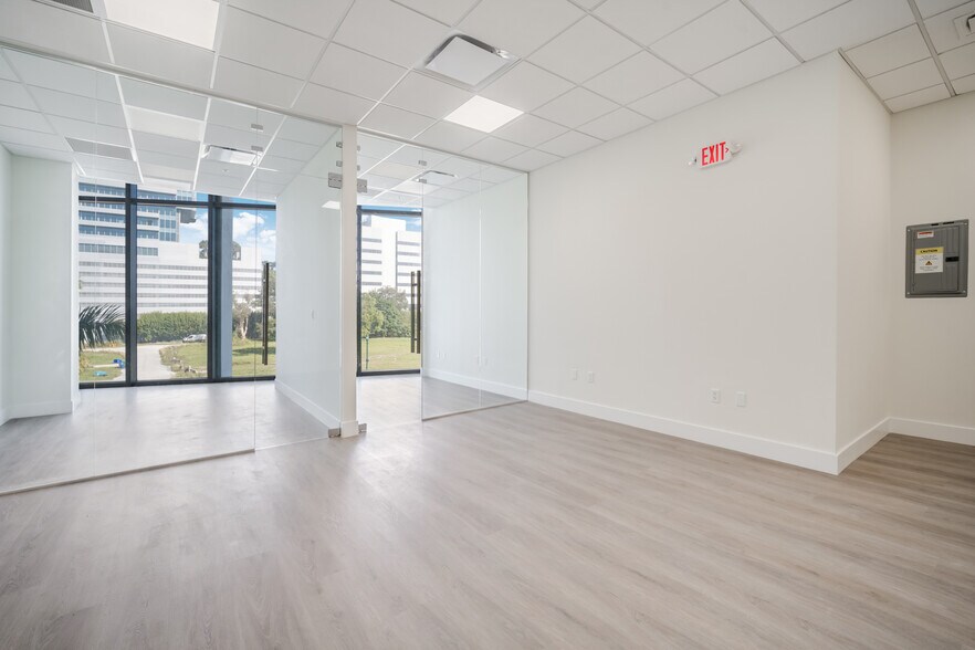 More Photos Of 21290 Biscayne Blvd, Aventura Office For Sale