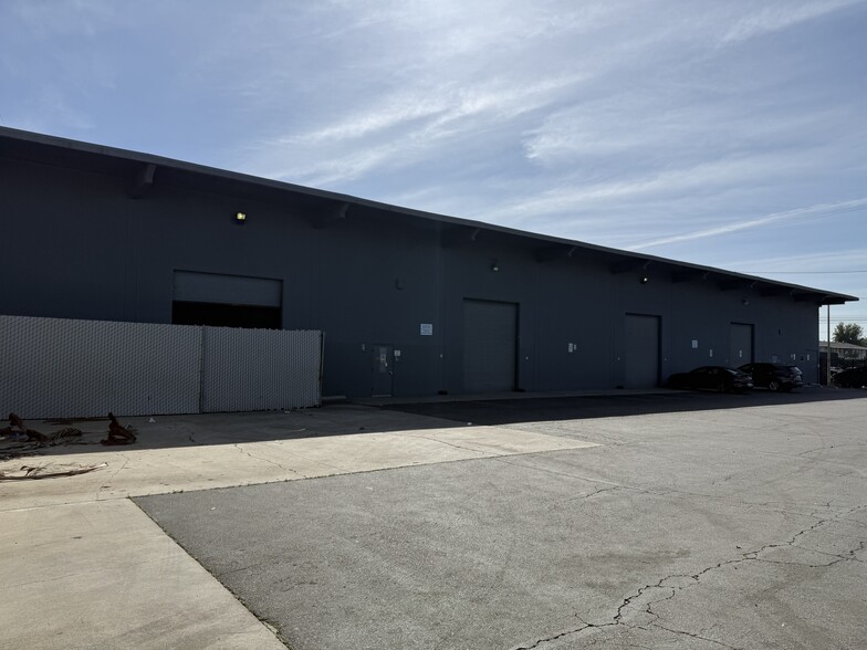 More Photos Of 7535 Woodman Pl, Van Nuys Warehouse For Lease