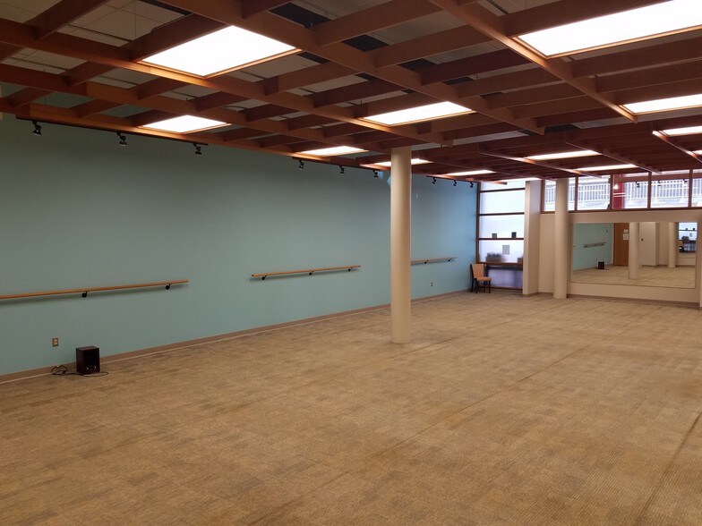 More Photos Of 100-140 Riverview Ctr, Middletown Office For Lease