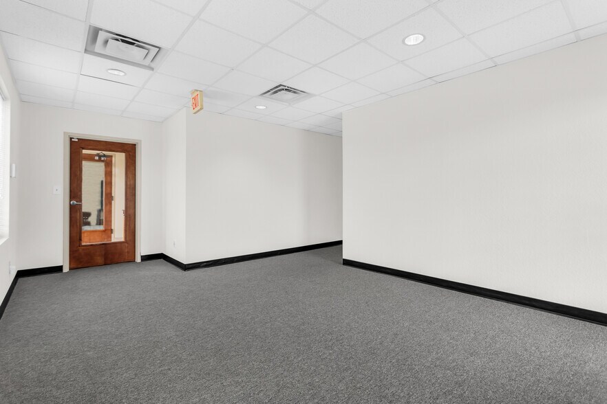 More Photos Of 1801 Precinct Line Rd, Hurst Medical For Lease