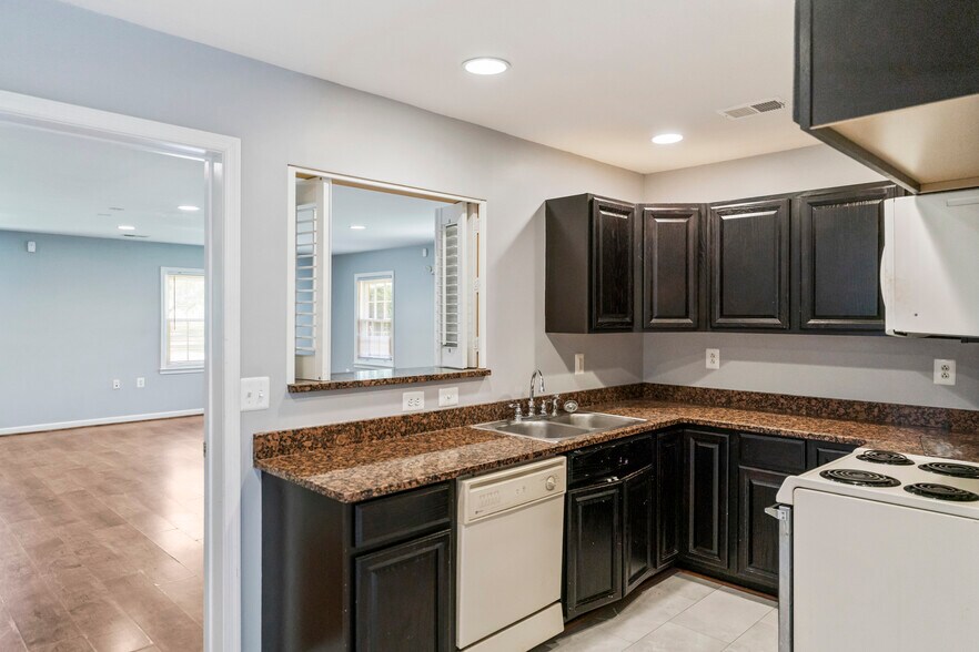 More Photos Of 601 Catoctin Cir NE, Leesburg Specialty For Lease