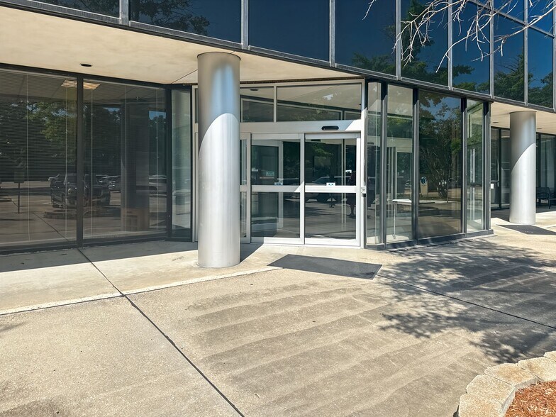 More Photos Of 2014 W Pinhook Rd, Lafayette Coworking Space