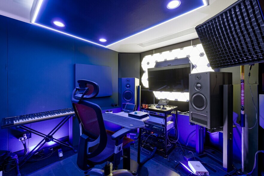 More Photos Of 5739 Tujunga Ave, North Hollywood Movie Radio TVStudio For Sale