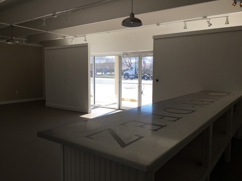 More Photos Of 1985 S Highway 101, Duncan Freestanding For Sale