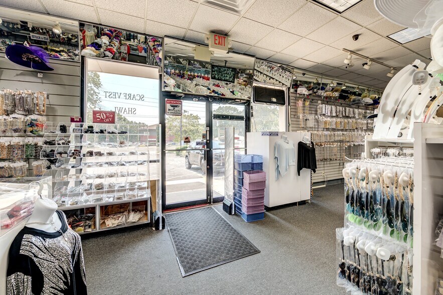 More Photos Of 9345 Olive Blvd, Saint Louis General Retail For Sale