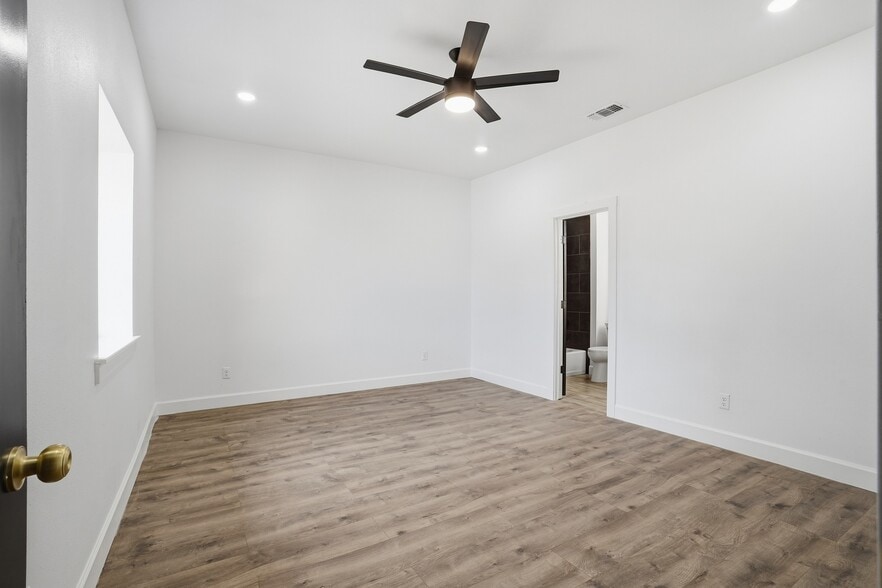 More Photos Of 7327 19th St, Lubbock Office For Sale
