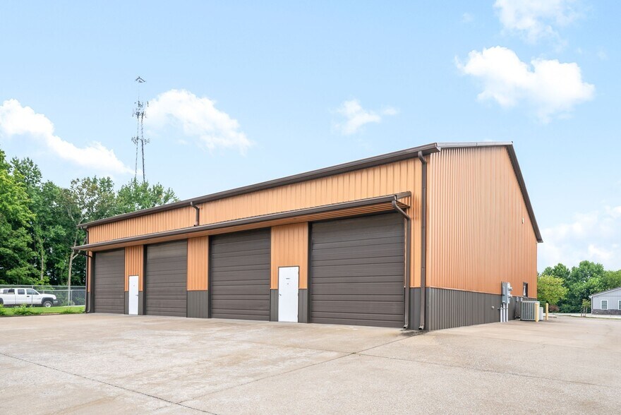 More Photos Of 219 Industrial Dr, Clarksville Warehouse For Lease