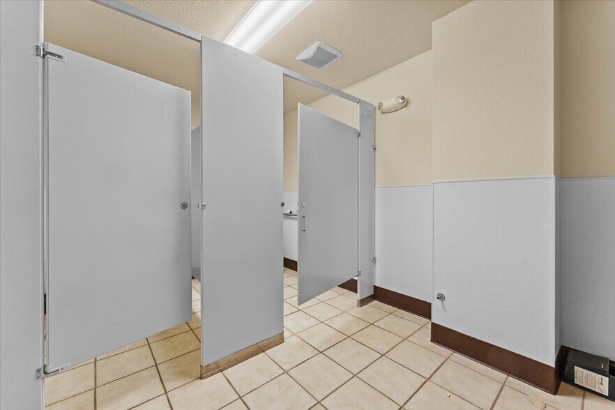 More Photos Of 2155 Larkspur Ln, Redding Office For Sale