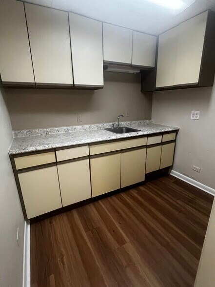 More Photos Of 523 E Quincy St, San Antonio Medical For Lease