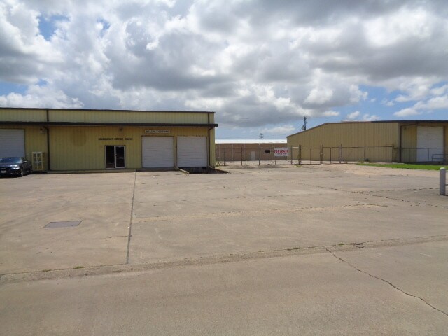 More Photos Of 903 Industrial St, Clute Unknown For Lease