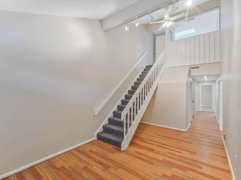 More Photos Of 311 Maple Ave W, Vienna Medical For Lease