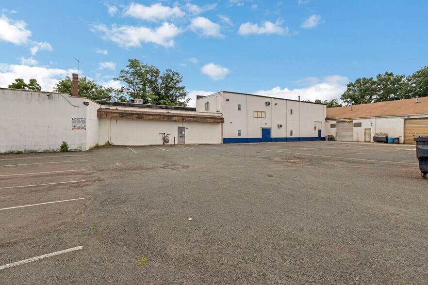 More Photos Of 200 W 4th St, Plainfield Light Distribution For Lease