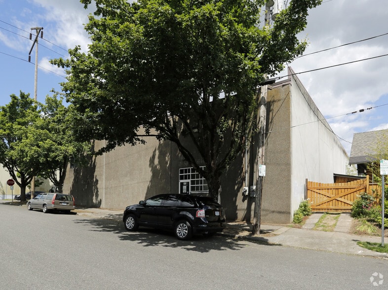 More Photos Of 2104-2134 SE 9th Ave, Portland Warehouse For Lease