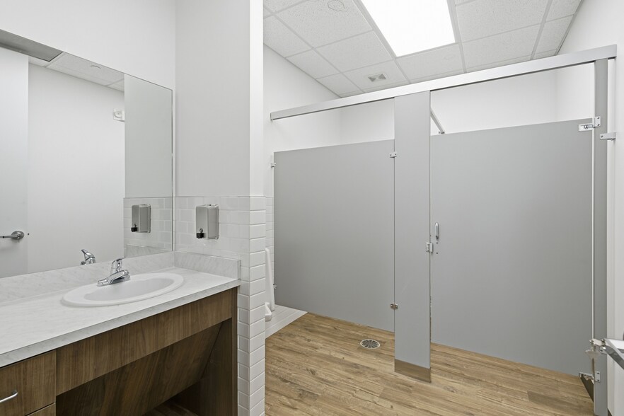 More Photos Of 611 Choctaw Ln, Katy Distribution For Lease