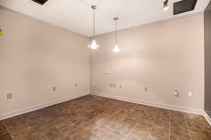 More Photos Of 110 N Walker St, Angleton Warehouse For Lease