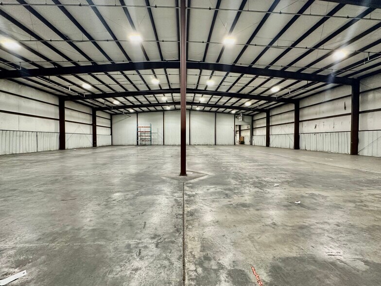 More Photos Of 5571 N Main St, Joplin Showroom For Sale