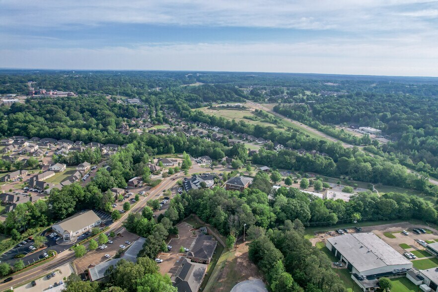 More Photos Of 2889 S Lamar Blvd, Oxford Flex For Lease