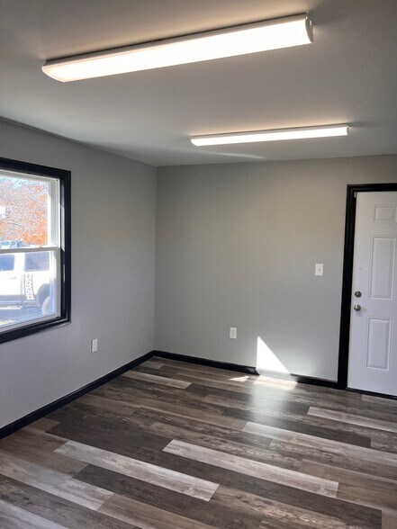 More Photos Of 810 Carlton Dr, Bentleyville Office For Lease