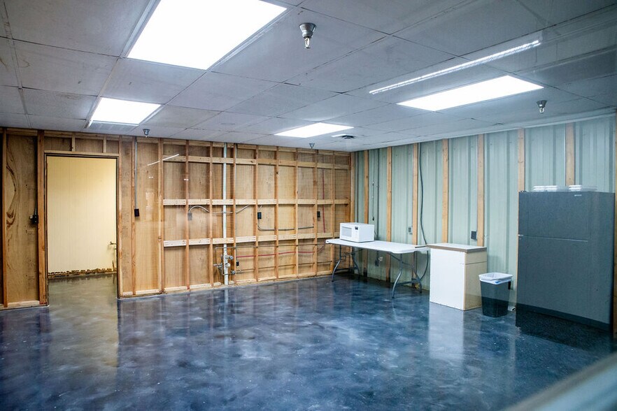 More Photos Of 1630 N Eldon Ave, Springfield Unknown For Lease