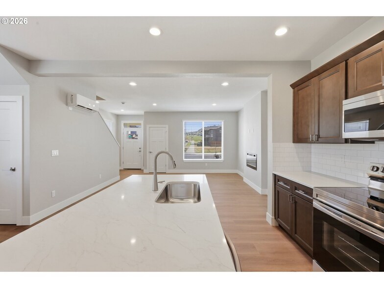 More Photos Of 4011 SW Royal Ave, Gresham Specialty For Sale