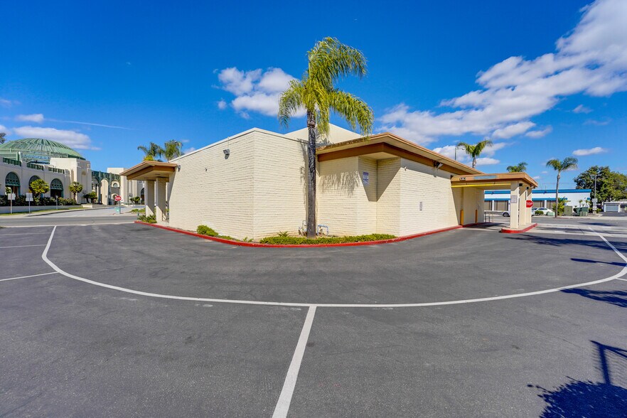 More Photos Of 125 N Broadway, Escondido Bank For Lease