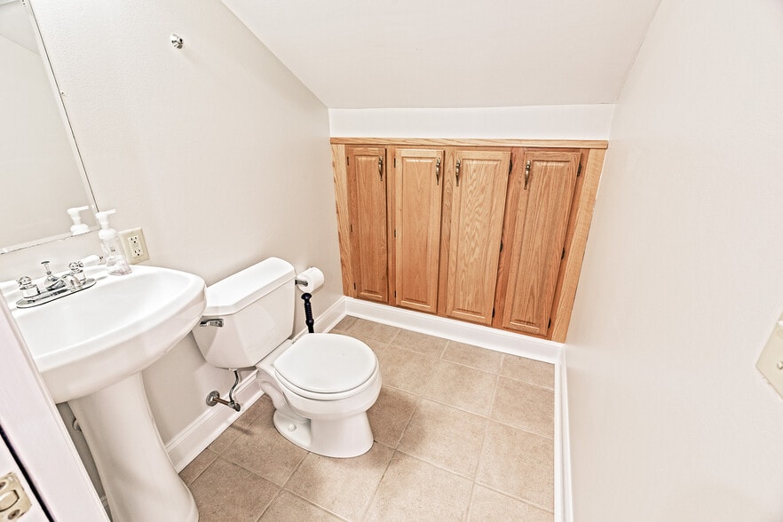 More Photos Of 5201-5215 W Woodmill Dr, Wilmington Medical For Sale