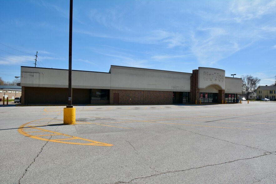 Primary Photo Of 3019 Rockingham Rd, Davenport Supermarket For Lease