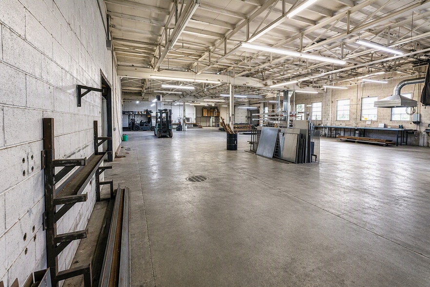 More Photos Of 219 New York Ave, Des Moines Distribution For Sale