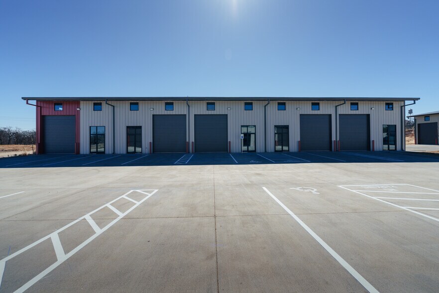 Primary Photo Of 108 E Pointe Dr, Weatherford Showroom For Lease